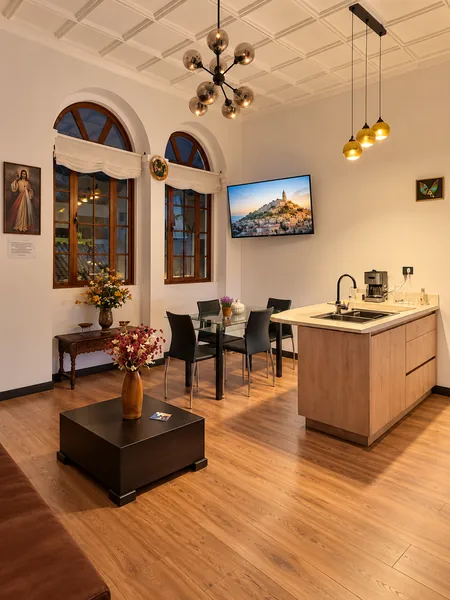 Sala de estar con techos altos de Leonor